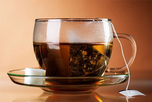Không nên dùng trà atiso pha qua ngày