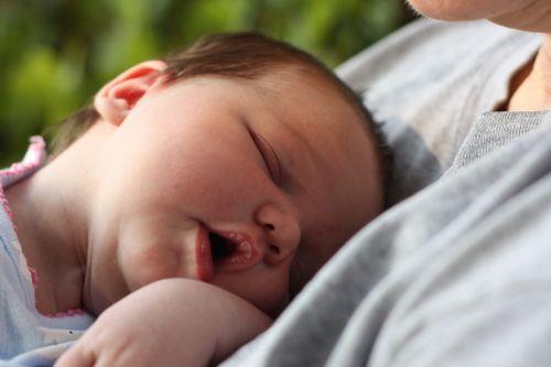 Một số trẻ em có thể bị ngủ ngáy do bẩm sinh hoặc di truyền