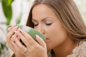 Một tách trà atiso vào những lúc căng thẳng mệt mỏi sẽ giúp thư giãn tinh thần và cải thiện giấc ngủ!