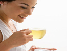 Uống trà atiso khi đói sẽ làm bạn bị các cơn đau thắt ruột và chứng khó tiêu, chướng bụng, ợ chua